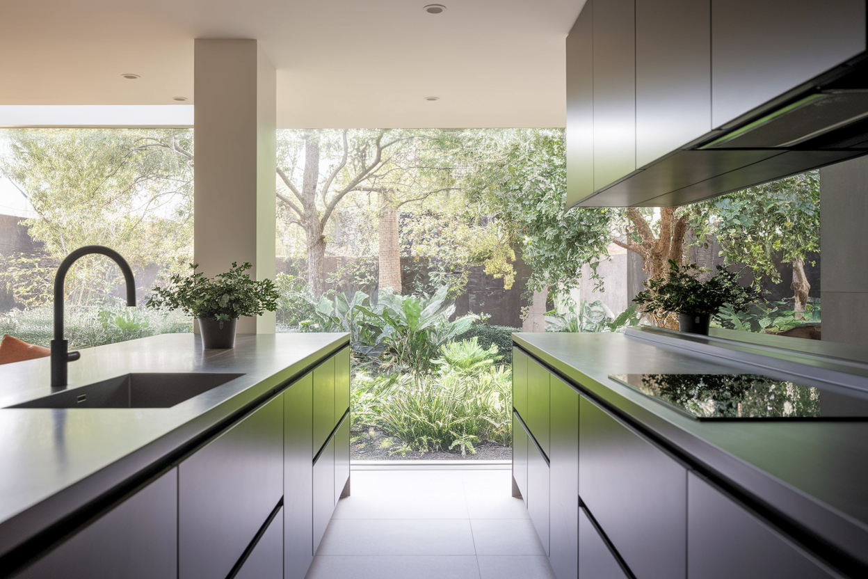 cuisine-moderne-deux-comptoirs-jardin