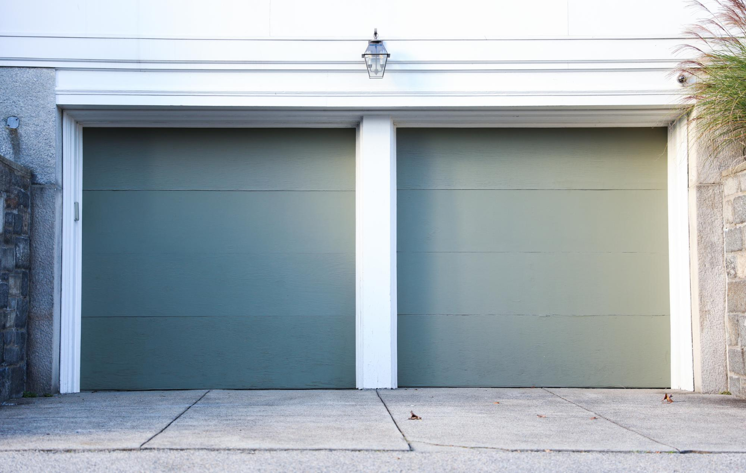 La porte du garage symbolise la sécurité et la commodité. 